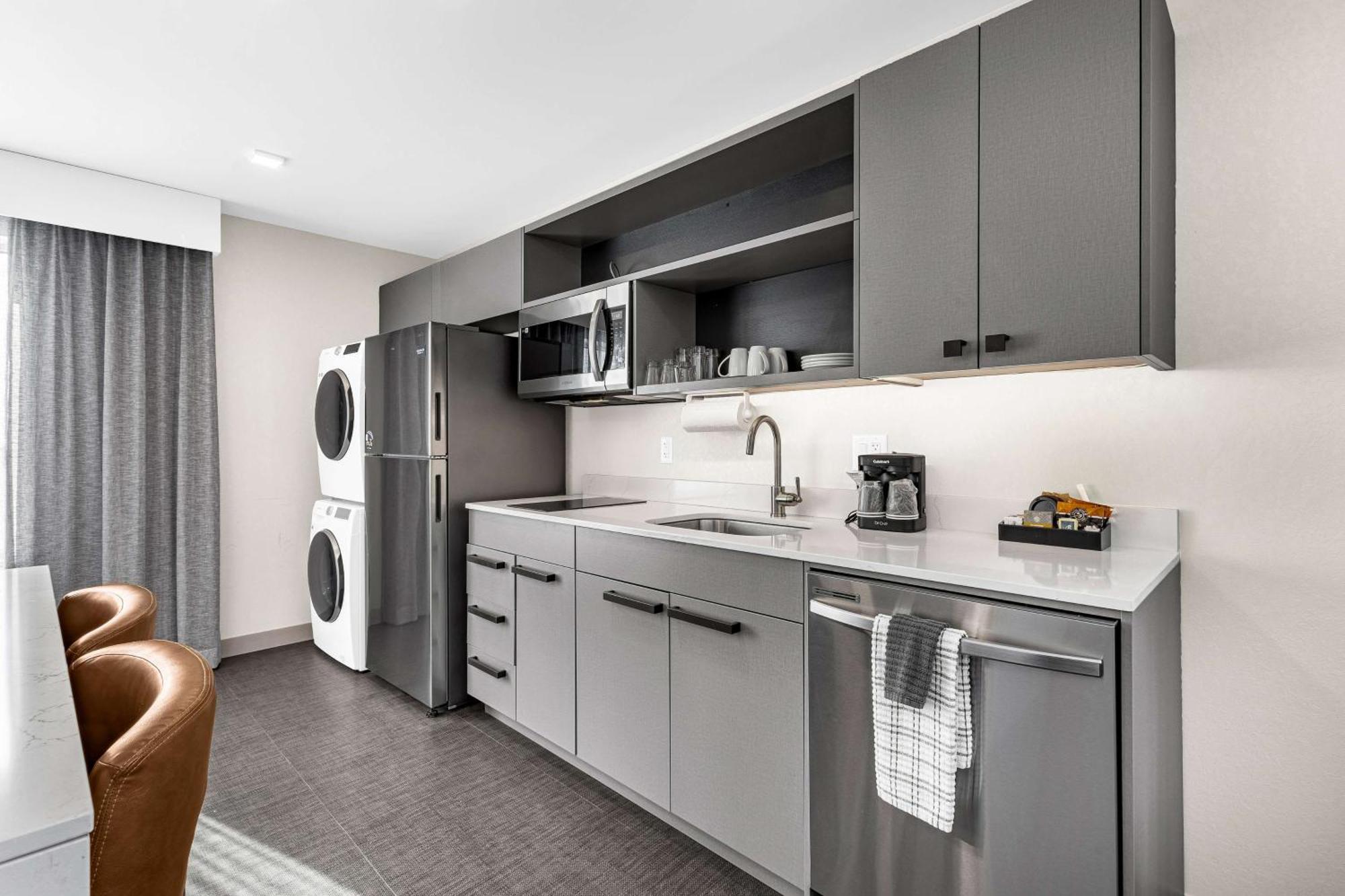Hotel Homewood By Hilton Airport