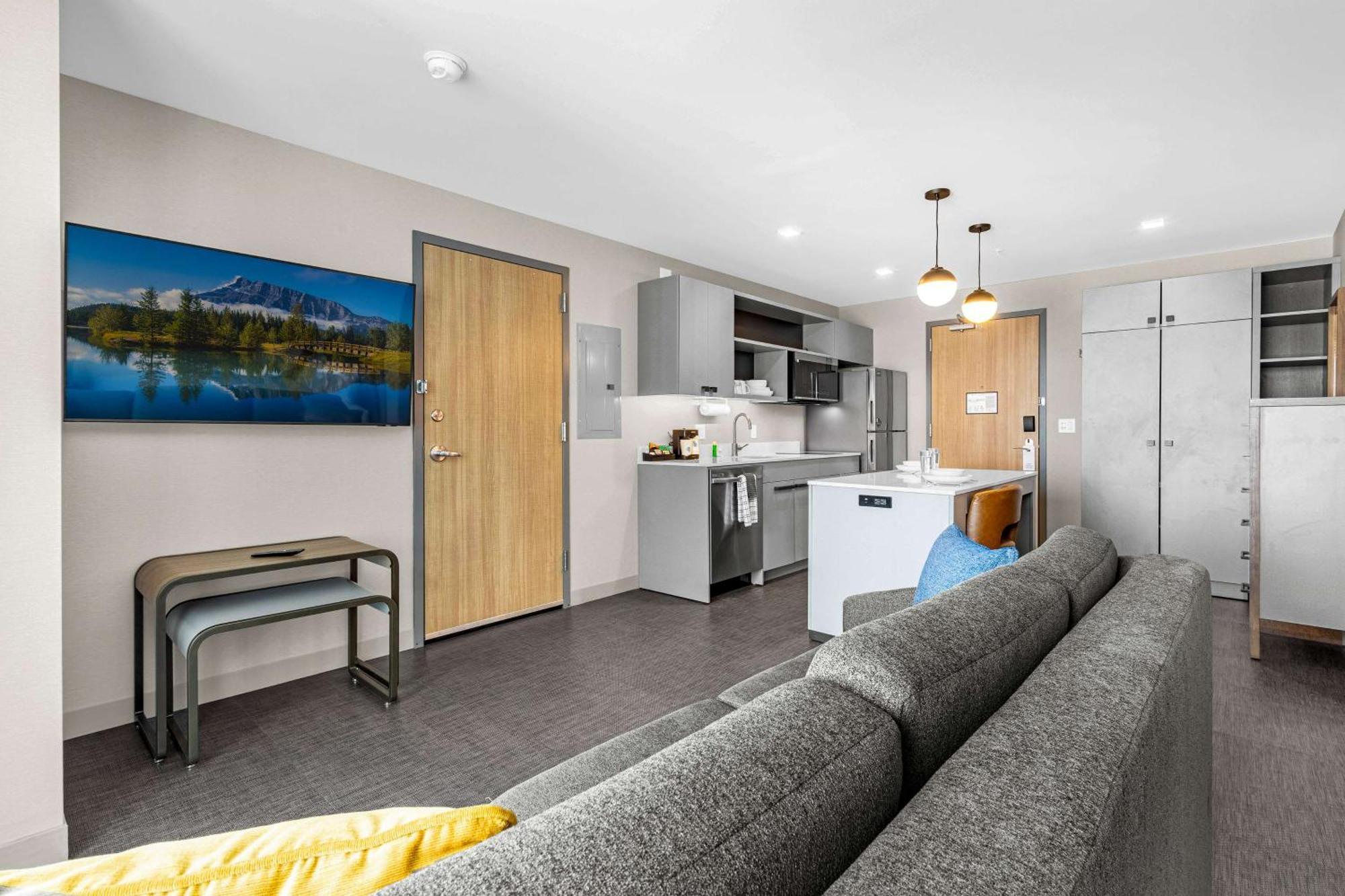 Hotel Homewood By Hilton Airport