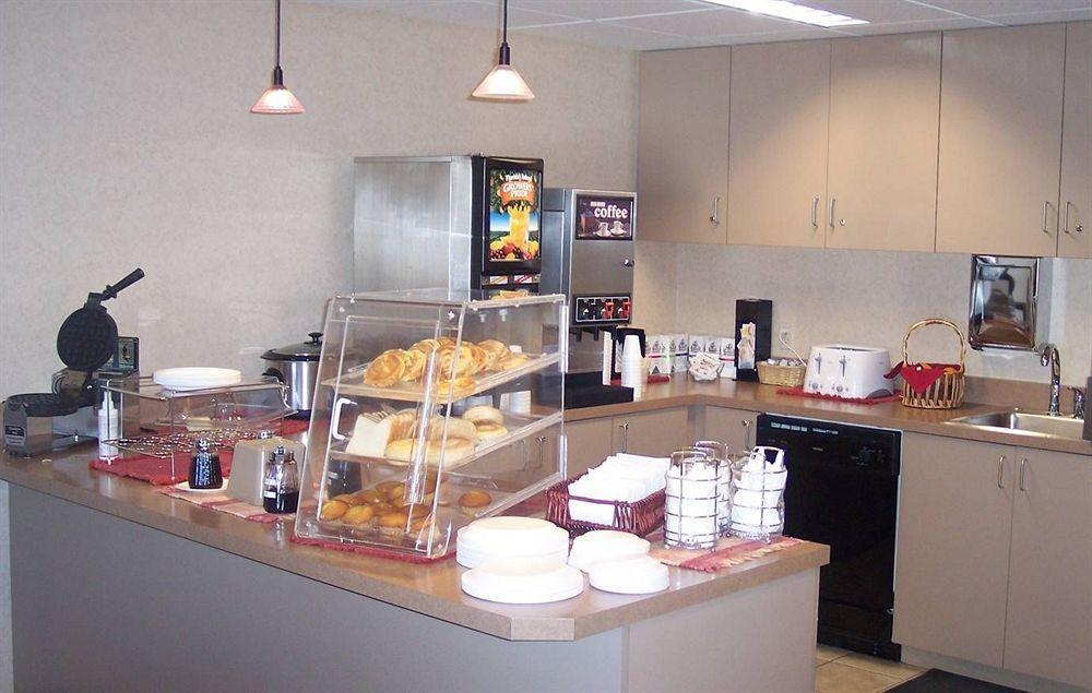 Travelodge By Wyndham Airport - Peterson Sfb Colorado Springs