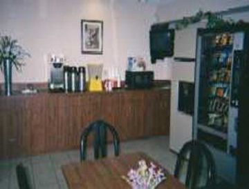 Super 8 By Wyndham Airport Motel 3*