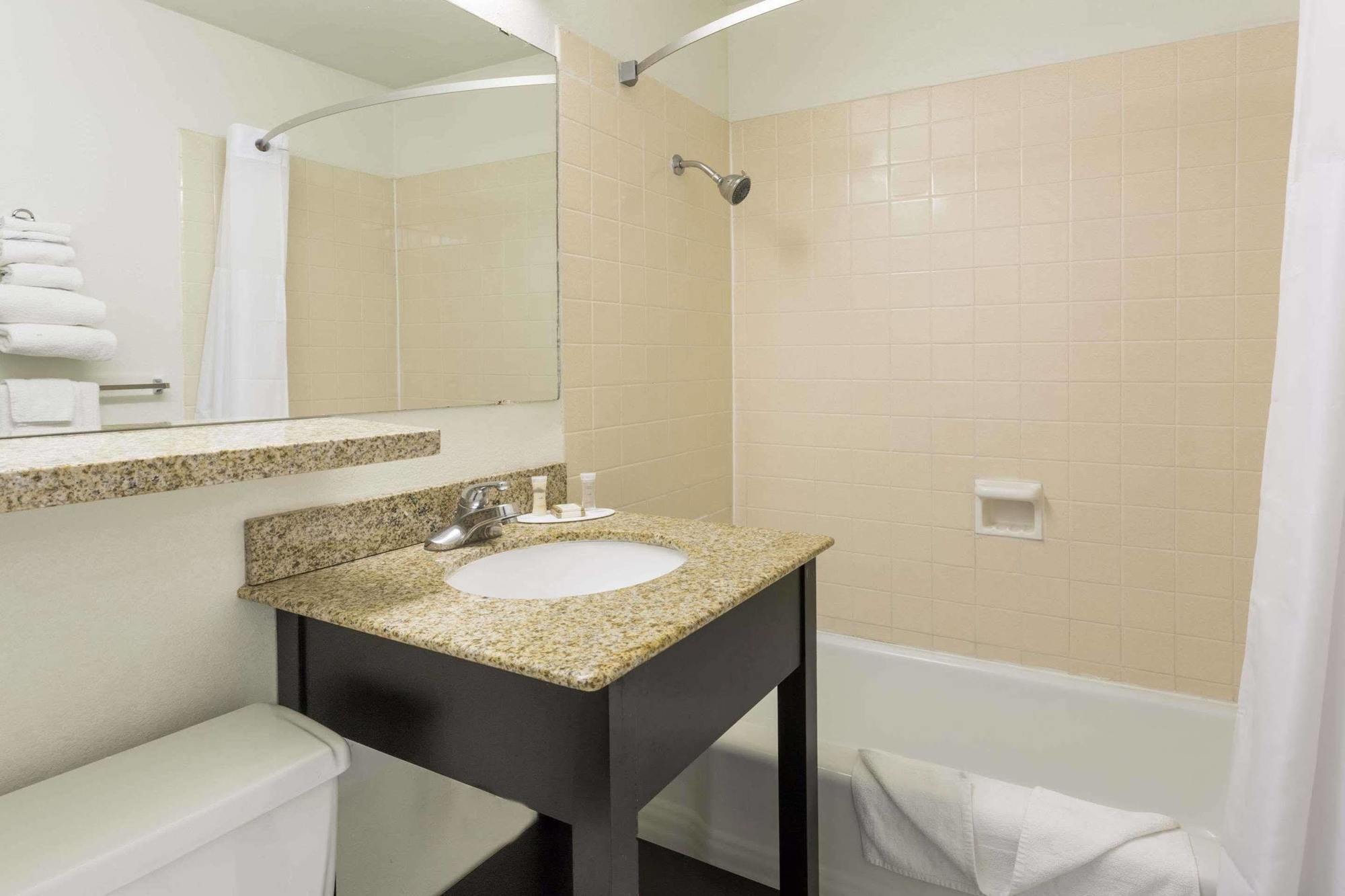 Howard Johnson By Wyndham Hotel *