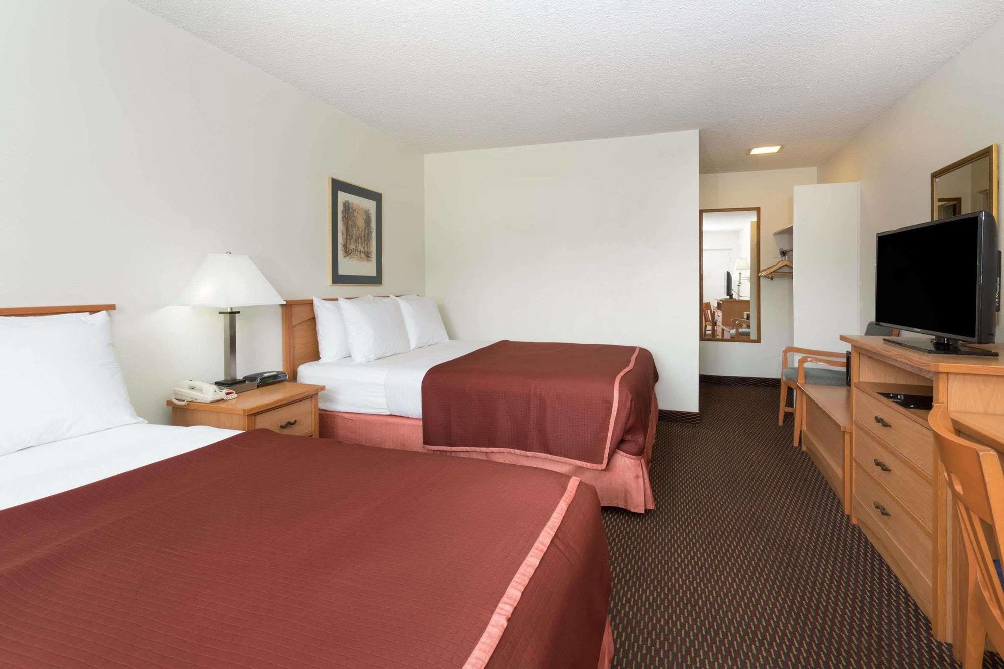 Howard Johnson By Wyndham Hotel Colorado Springs