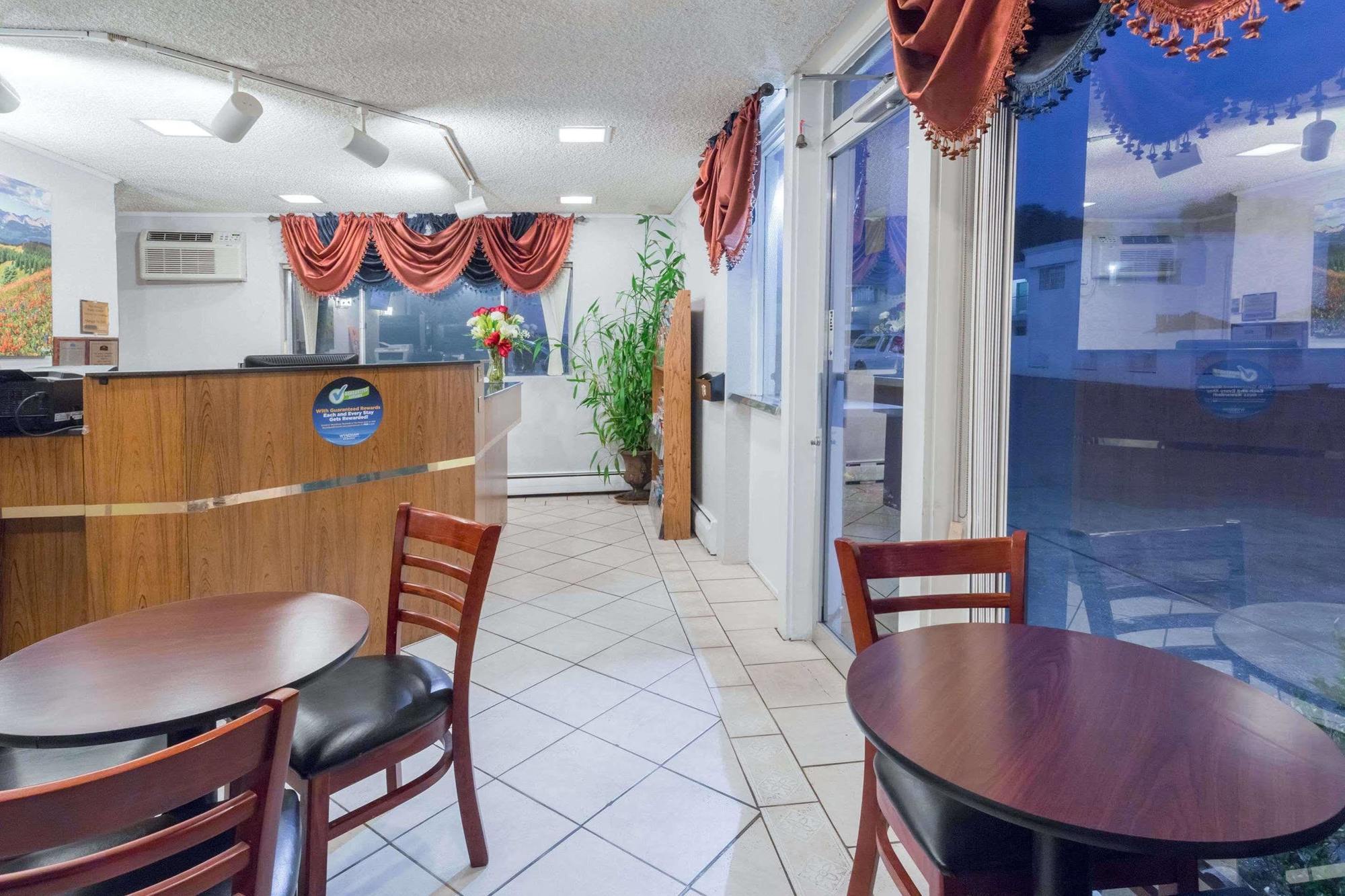 Howard Johnson By Wyndham Hotel *