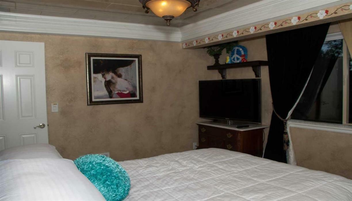 Holiday home Gateway To Luxury, 5,573sf, 5br, 2ks & 4qs Beds, 4ba, 3fp, Sleeps 12