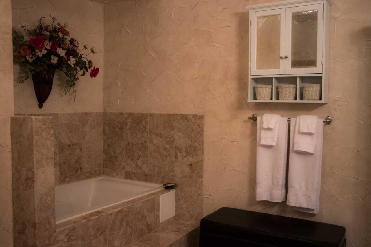 Holiday home Gateway To Luxury, 5,573sf, 5br, 2ks & 4qs Beds, 4ba, 3fp, Sleeps 12 *