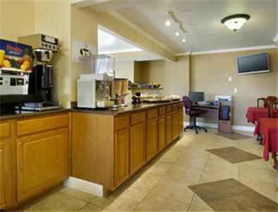 Super 8 By Wyndham Colorado Springs/chestnut Street Motel 2*