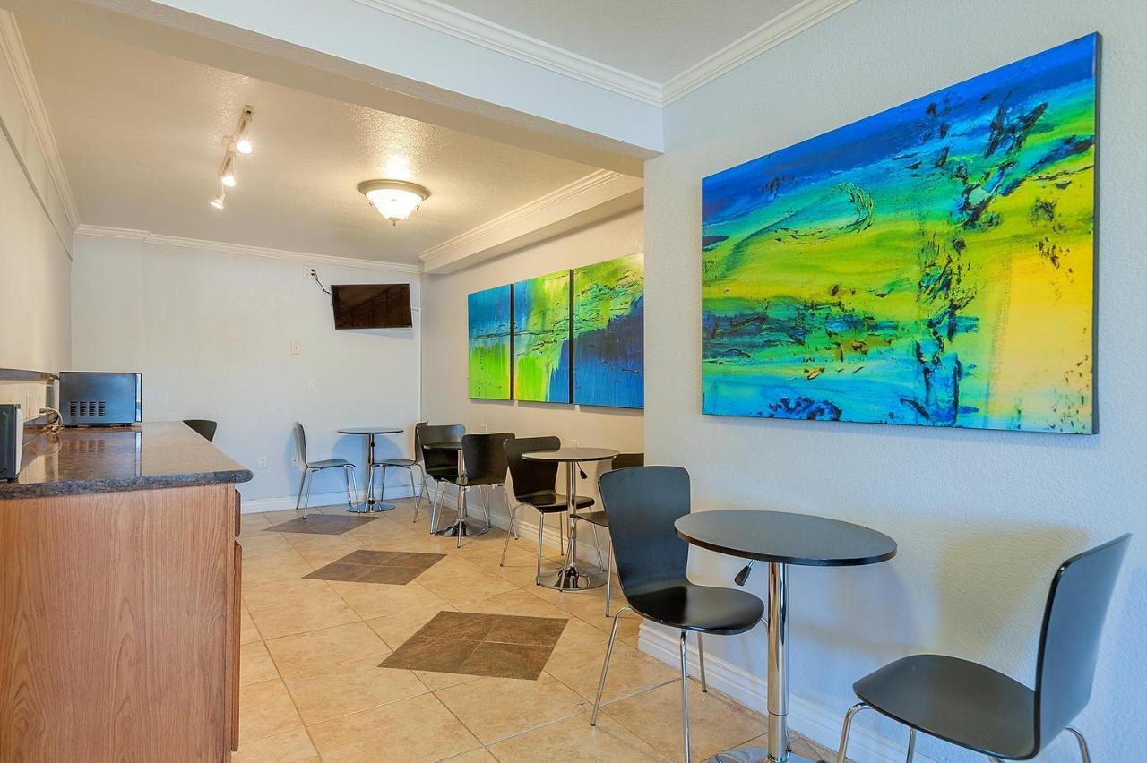 Super 8 By Wyndham Colorado Springs/chestnut Street 2*