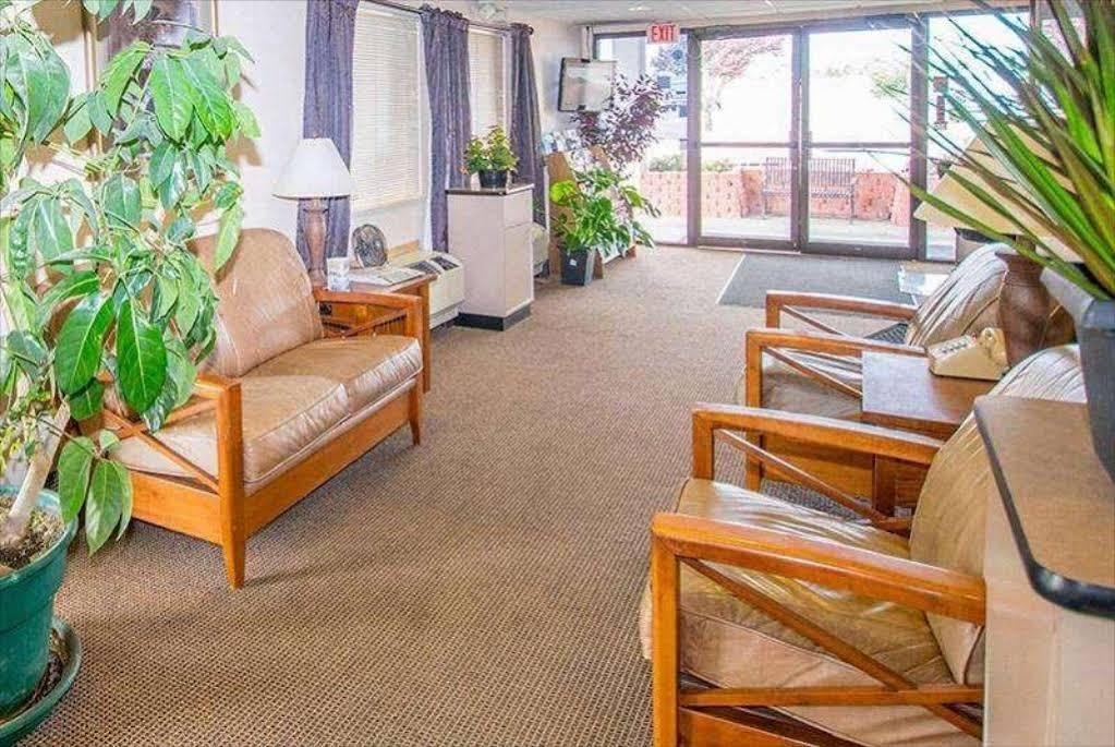 Travelodge By Wyndham Airport - Peterson Sfb Hotel 2*