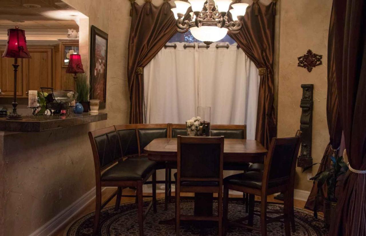 Holiday home Gateway To Luxury, 5,573sf, 5br, 2ks & 4qs Beds, 4ba, 3fp, Sleeps 12
