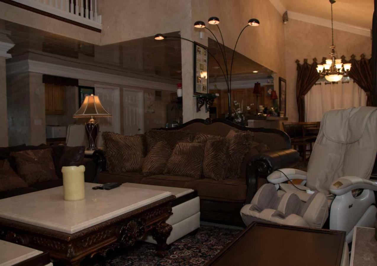 Gateway To Luxury, 5,573sf, 5br, 2ks & 4qs Beds, 4ba, 3fp, Sleeps 12 Holiday home Colorado Springs