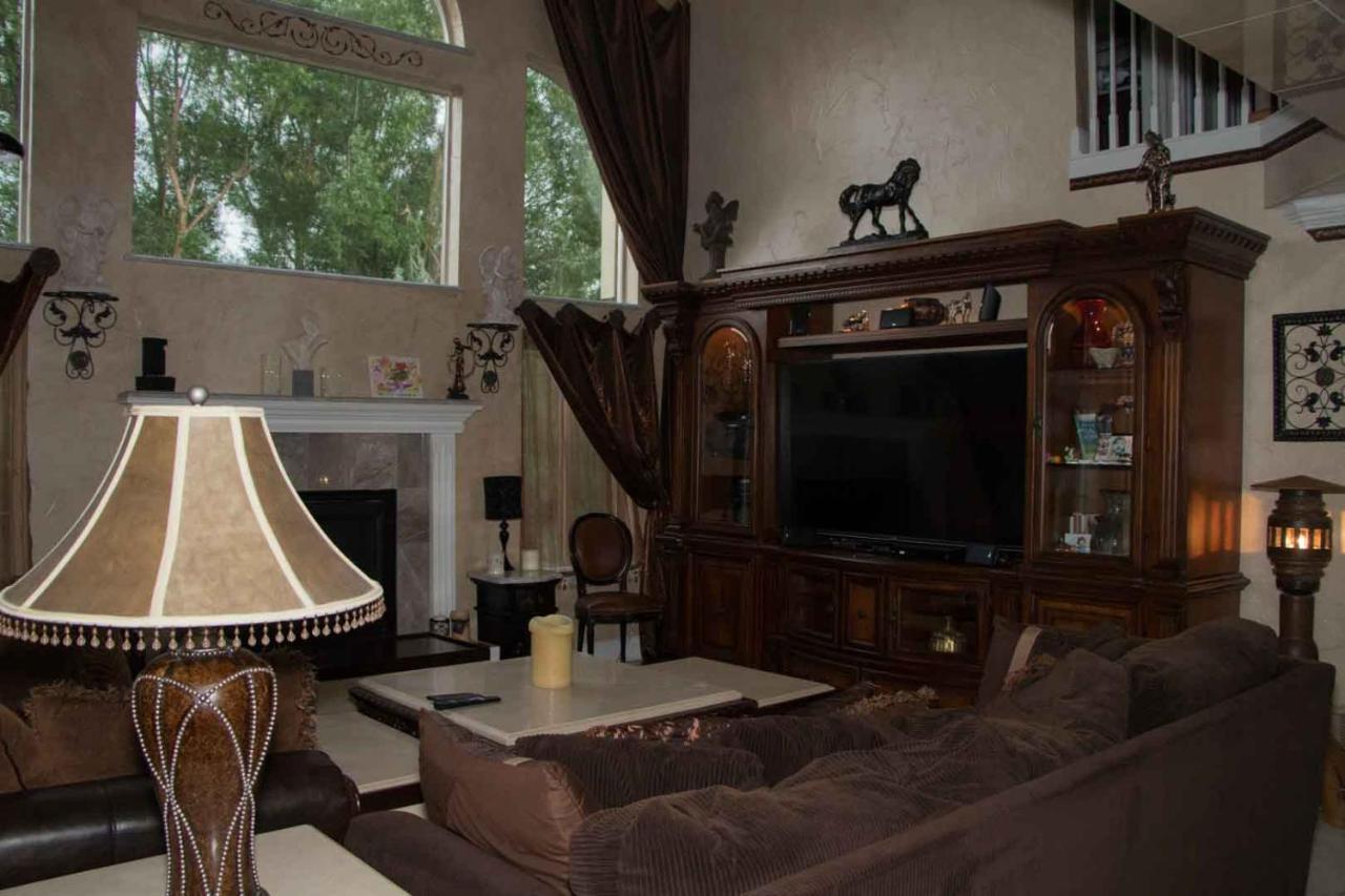 Holiday home Gateway To Luxury, 5,573sf, 5br, 2ks & 4qs Beds, 4ba, 3fp, Sleeps 12 *