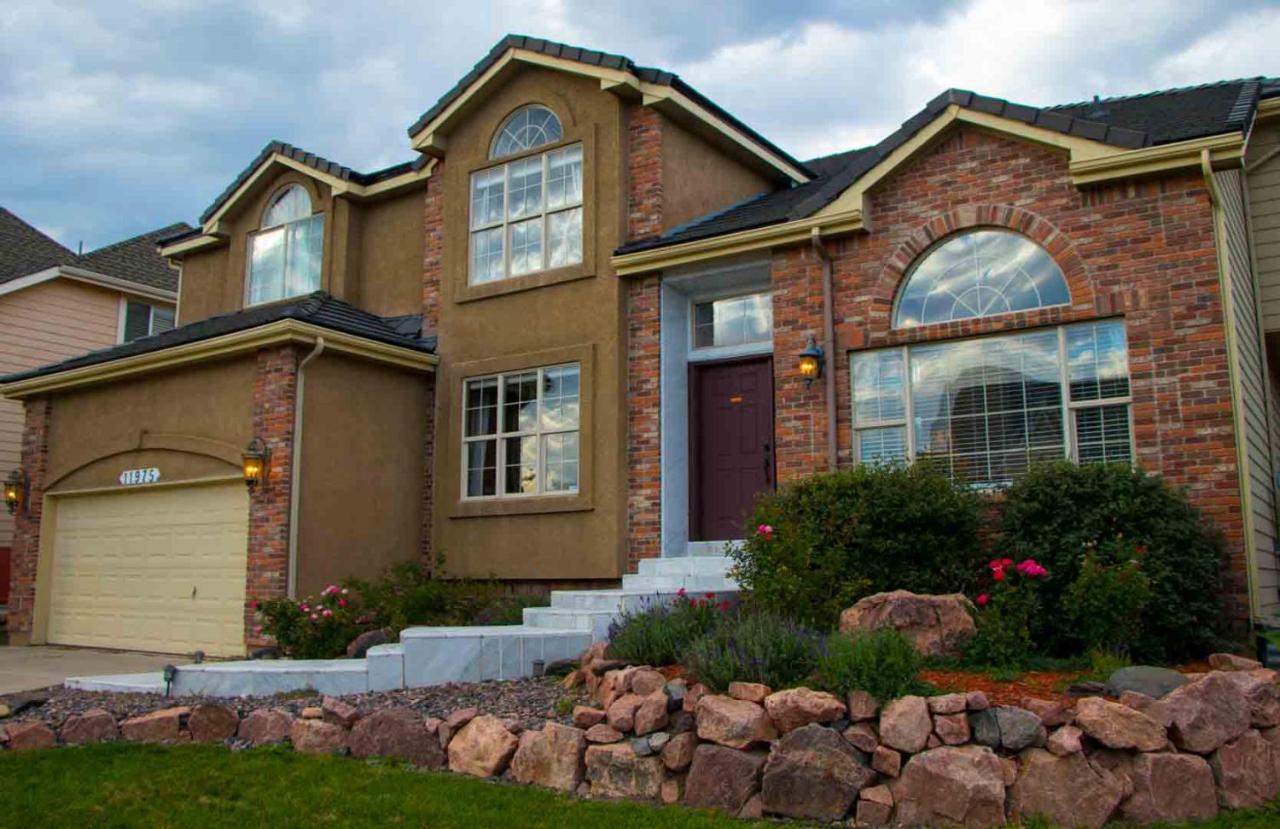 Gateway To Luxury, 5,573sf, 5br, 2ks & 4qs Beds, 4ba, 3fp, Sleeps 12 Holiday home